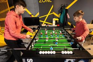 Brüder spielen Tabelle Fußball im Kinder abspielen Center. foto