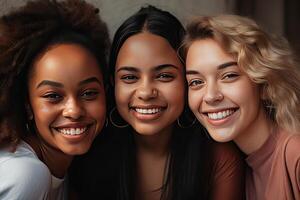 gemischtrassig Frauen Stehen zusammen und lächelnd beim Kamera. Porträt von interracial weiblich Modelle. Vielfalt Konzept. erstellt mit generativ ai foto