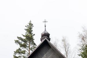 Dach von ein orthodox Christian Kirche mit ein Metall Kreuz foto