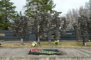 Weißrussland, Minsk, März 2023. das Denkmal Komplex von das Dorf von khatyn. Mauer von Erinnerung foto