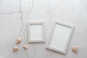 Öko freundlich Zuhause Vorlage zwei leer Foto Frames und Steine auf grau Hintergrund. Pastell- Schatten