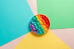 Silikon Regenbogen Anti-Stress Spielzeug im das bilden von ein Kreis auf ein Karton von anders Farben. modisch Entspannung Werkzeug foto