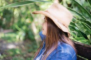 Frau asiatisch von Denim im Park. foto