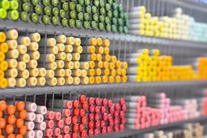 Hintergrund von viele sortiert bunt Stift Satz. farbig Stifte auf Regale im das Geschäft, Büro liefert und Schreibwaren. bunt Stifte vereinbart worden auf Regale Verkauf Schreibwaren. foto