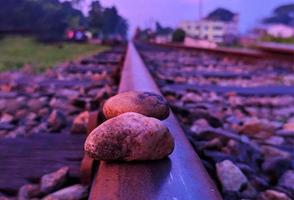 bunt Steine auf Eisen Bar von Schiene Linie mit schön Hintergrund. Stein auf das Eisenbahn auf das abends.mineral Steine Sammlung.bunt Steine und Felsen entlang das Eisenbahn Linie im Bangladesch. foto