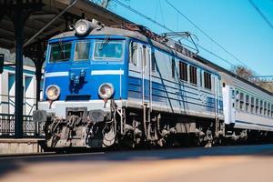 Danzig, Polen 2017 - Bahngleis des Hauptbahnhofs mit ankommendem Zug foto