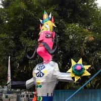 ravnans Sein entzündet während Dussera Festival beim ramleela Boden im Delhi, Indien, groß Statue von Ravana zu erhalten Feuer während das Messe von Dussera zu feiern das Sieg von Wahrheit durch Herr Rama foto