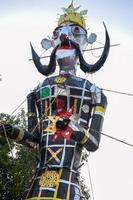 ravnans Sein entzündet während Dussera Festival beim ramleela Boden im Delhi, Indien, groß Statue von Ravana zu erhalten Feuer während das Messe von Dussera zu feiern das Sieg von Wahrheit durch Herr Rama foto