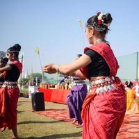 Delhi, Indien - - Dezember 11 2022 - - bharathanyam indisch klassisch odissi Tänzer durchführen beim Bühne. schön indisch Mädchen Tänzer im das Haltung von indisch tanzen. indisch klassisch tanzen bharatanatyam foto