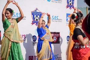 Delhi, Indien - - Dezember 11 2022 - - bharathanyam indisch klassisch odissi Tänzer durchführen beim Bühne. schön indisch Mädchen Tänzer im das Haltung von indisch tanzen. indisch klassisch tanzen bharatanatyam foto