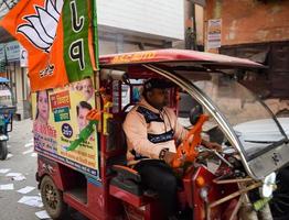 Delhi, Indien, Dezember 02 2022 -bharatiya Janata Party - - bjp Fan während Mega Straße Show im Unterstützung von bjp Kandidat pankaj luthara zu Datei Nominierung Papiere voraus von mcd lokal Körper Wahlen 2022 foto