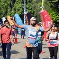 neu delhi, indien - 16. oktober 2022 - vedanta delhi halbmarathonrennen nach covid, bei dem die marathonteilnehmer kurz vor dem überqueren der ziellinie stehen, delhi halbmarathon 2022 foto