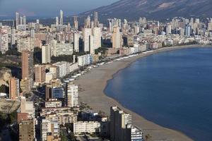 das Küste und hoch erhebt euch Horizont von Benidorm foto