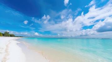 schön sandig Strand mit Weiß Sand und rollen Ruhe Welle von Türkis Ozean auf sonnig Tag auf Hintergrund Weiß Wolken im Blau Himmel. bunt perfekt Panorama- natürlich Landschaft. foto