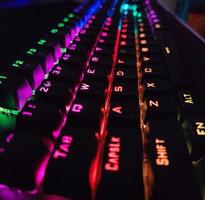 Nahansicht kurz von rgb Spielen Tastatur foto