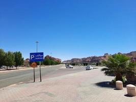 ein schön tagsüber Aussicht von ein Winter Park im al ula, Saudi Arabien. das Park ist umgeben durch uralt Hügel. foto