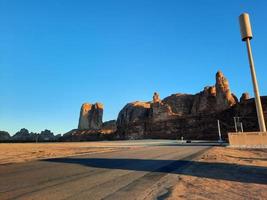 ein schön tagsüber Aussicht von ein Winter Park im al ula, Saudi Arabien. das Park ist umgeben durch uralt Hügel. foto