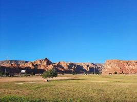 ein schön tagsüber Aussicht von ein Winter Park im al ula, Saudi Arabien. das Park ist umgeben durch uralt Hügel. foto