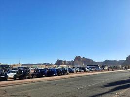 al ula, Saudi Arabien, März 2023 - - Jeeps sind geparkt beim anders setzt im das Wüste zu nehmen Touristen zu anders setzt während das Tag im al ula, Saudi Arabien. foto