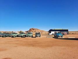 al ula, Saudi Arabien, März 2023 - - Jeeps sind geparkt beim anders setzt im das Wüste zu nehmen Touristen zu anders setzt während das Tag im al ula, Saudi Arabien. foto