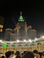 Mekka, Saudi Arabien, März 2023 - - während das Monat von Ramadan, Pilger von alle Über das Welt ausführen Tawaf um das Kabah beim das Masjid al-haram im Mekka.. foto