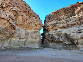 ein schön tagsüber Aussicht von ein Winter Park im al ula, Saudi Arabien. das Park ist umgeben durch uralt Hügel. foto