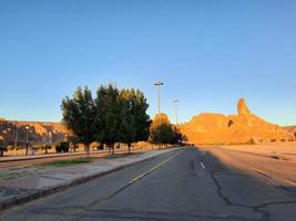 ein schön tagsüber Aussicht von ein Winter Park im al ula, Saudi Arabien. das Park ist umgeben durch uralt Hügel. foto