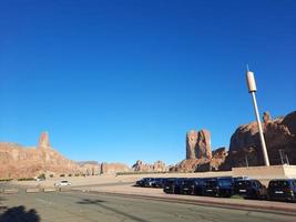 ein schön tagsüber Aussicht von ein Winter Park im al ula, Saudi Arabien. das Park ist umgeben durch uralt Hügel. foto