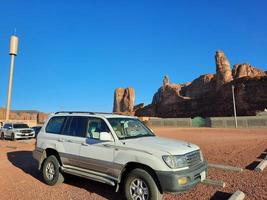 al ula, Saudi Arabien, März 2023 - - Jeeps sind geparkt beim anders setzt im das Wüste zu nehmen Touristen zu anders setzt während das Tag im al ula, Saudi Arabien. foto