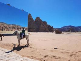 al ula, Saudi Arabien, März 2023 - - Schwert halten Männer auf zu Pferd ausführen Saudi Kultur im Vorderseite von das maraya Konzert Halle im al ula, Maraya, Saudi Arabien. foto