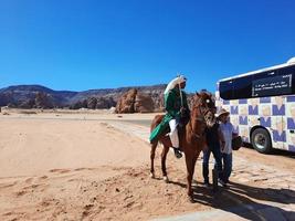 al ula, Saudi Arabien, März 2023 - - Schwert halten Männer auf zu Pferd ausführen Saudi Kultur im Vorderseite von das maraya Konzert Halle im al ula, Maraya, Saudi Arabien. foto