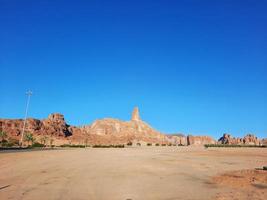 ein schön tagsüber Aussicht von ein Winter Park im al ula, Saudi Arabien. das Park ist umgeben durch uralt Hügel. foto