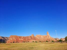 ein schön tagsüber Aussicht von ein Winter Park im al ula, Saudi Arabien. das Park ist umgeben durch uralt Hügel. foto