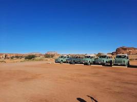 al ula, Saudi Arabien, März 2023 - - Jeeps sind geparkt beim anders setzt im das Wüste zu nehmen Touristen zu anders setzt während das Tag im al ula, Saudi Arabien. foto