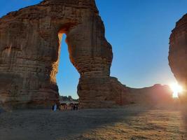 schön Abend Aussicht von Elefant Felsen im al-ula, Saudi Arabien. Touristen Herde im groß Zahlen zu sehen Elefant Felsen. foto