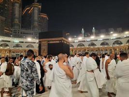 Mekka, Saudi Arabien, März 2023 - - während das Monat von Ramadan, Pilger von alle Über das Welt ausführen Tawaf um das Kabah beim das Masjid al-haram im Mekka.. foto