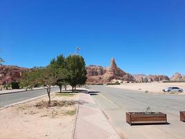 ein schön tagsüber Aussicht von ein Winter Park im al ula, Saudi Arabien. das Park ist umgeben durch uralt Hügel. foto