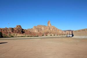 ein schön tagsüber Aussicht von ein Winter Park im al ula, Saudi Arabien. das Park ist umgeben durch uralt Hügel. foto