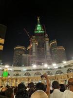 Mekka, Saudi Arabien, März 2023 - - während das Monat von Ramadan, Pilger von alle Über das Welt ausführen Tawaf um das Kabah beim das Masjid al-haram im Mekka.. foto