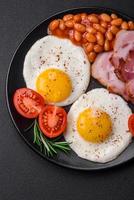 köstlich nahrhaft Englisch Frühstück mit gebraten Eier und Tomaten foto