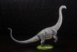 das Brontosaurus Dinosaurier im das dunkel foto