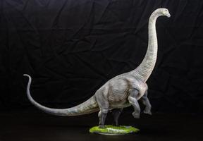 das Brontosaurus Dinosaurier im das dunkel foto