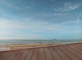 leeren oben von alt bewaldet Tabelle und Aussicht von tropisch Strand und Himmel Hintergrund. zum Geschenk Ihre Produkte. foto