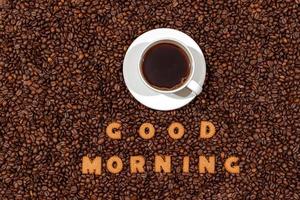 weißer Caffee-Becher und Wörter guten Morgen gemacht von Keksbuchstaben foto
