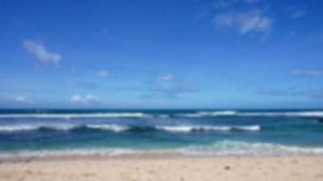 verschwommen Hintergrund Foto von ein Weiß Sand Strand auf das Insel von Java