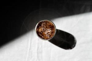 Draufsicht auf Eiskaffee mit Milch auf dem Tisch foto