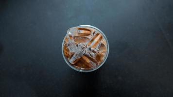 Eiskaffee mit Milch auf einem dunklen Tisch foto