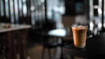 Nahaufnahme eines Glases Eiskaffee mit Milch foto