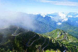 alt Seide Route zick Zack Straße mit zuluk Dorf im Hintergrund foto