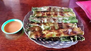 otak otak. gegrillt Fisch Kuchen Pakete von Betawi, Jakarta. serviert mit zwei Arten von würzig Saucen. foto